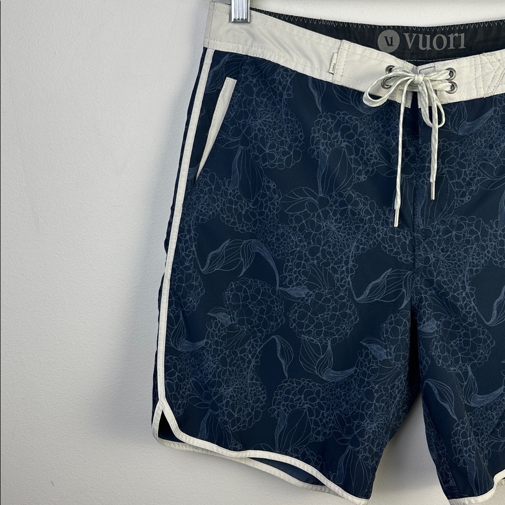 Vuori Cruise Boardshorts Ink Hydrangea Size 30 Summer Beach Vacation Men’s Short - Picture 3 of 16